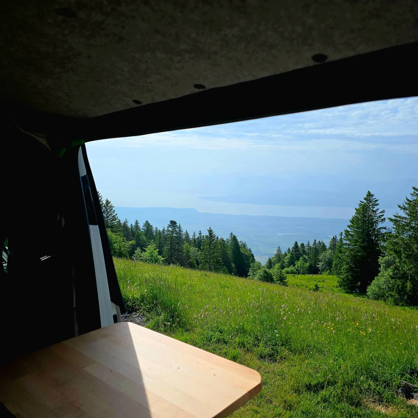 Vue sur le paysage depuis le Volkswagen T6 aménagé