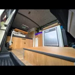 Réfrigérateur et mobilier du Volkswagen T6 aménagé