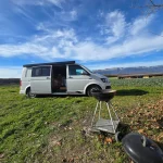Volkswagen T6 aménagé avec porte latérale et marquise