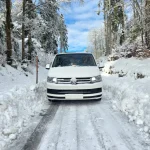 Volkswagen T6 sur une route enneigée