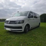 Vue avant trois quarts du Volkswagen T6 blanc