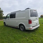Vue arrière trois quarts du Volkswagen T6 blanc